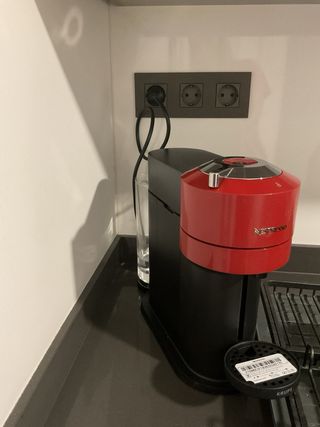 Cafetera Nespresso Vertuo Next Roja