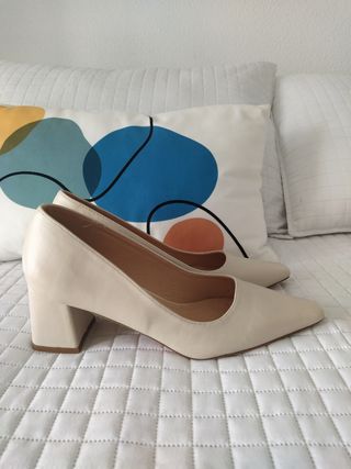 Zapato tacón beige