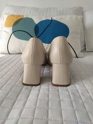 Zapato tacón beige