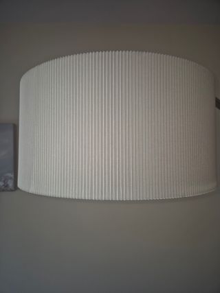 Lámpara de pie moderna plateada y beige