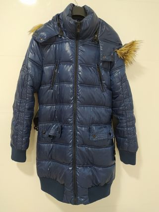 Abrigo azul acolchado con capucha
