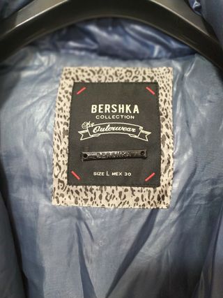 Abrigo azul acolchado con capucha