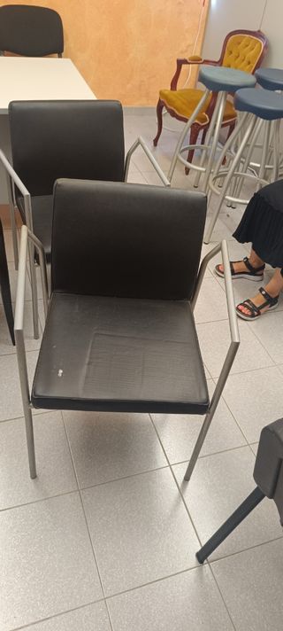 Silla moderna de despacho negra y plateada