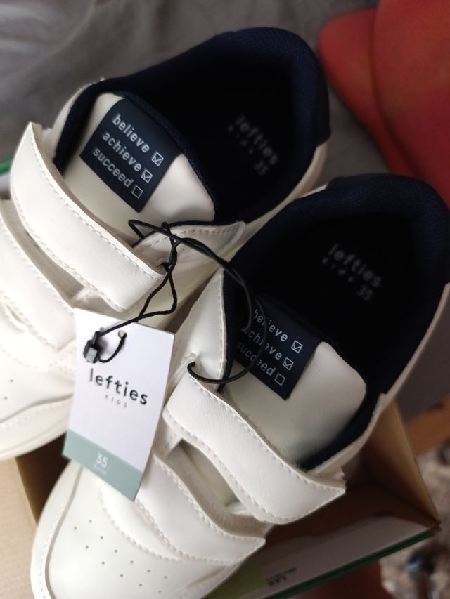 Zapatillas deportivas blancas con velcro