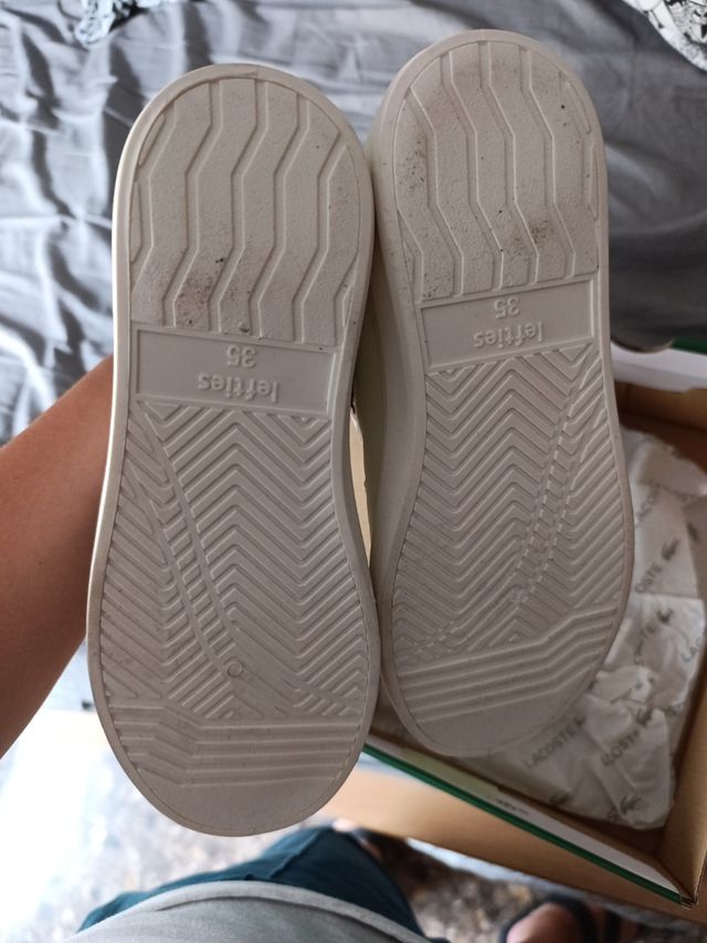 Zapatillas deportivas blancas con velcro