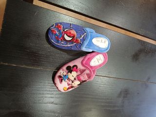 Zapatillas casa Spiderman y Minnie Mouse