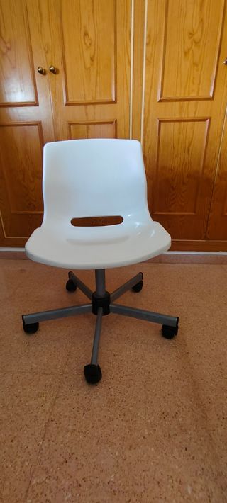 Silla de escritorio blanca de plástico