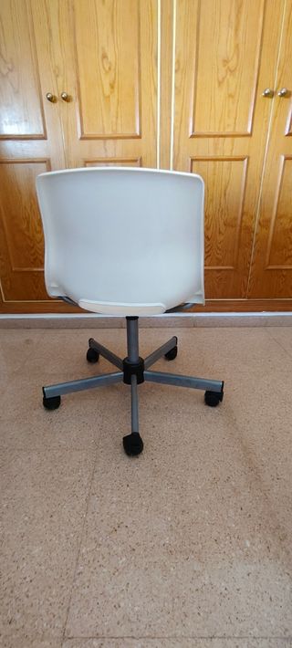 Silla de escritorio blanca de plástico