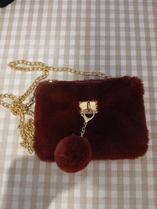 Bolso peludo marrón con detalles dorados