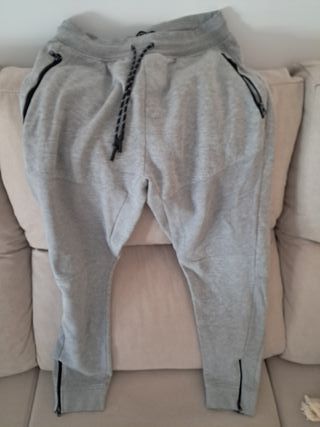 Pantalón gris con cremalleras