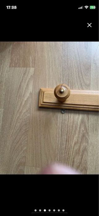 Lote de reloj y percheros de madera