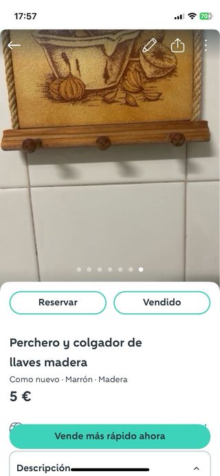Lote de reloj y percheros de madera