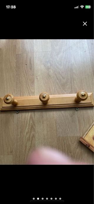 Lote de reloj y percheros de madera