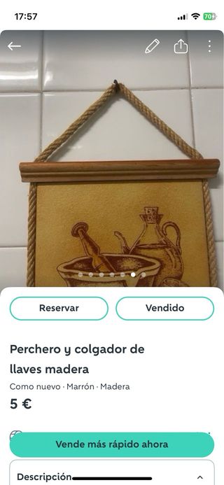 Lote de reloj y percheros de madera