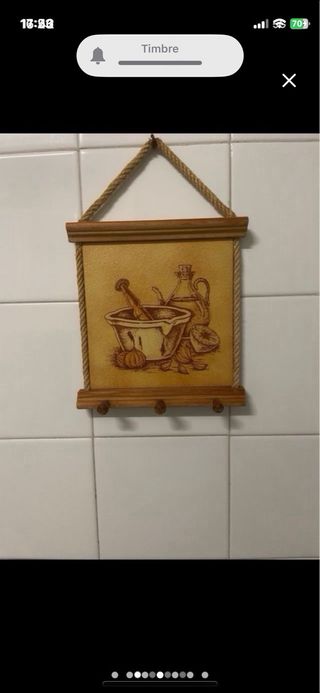 Lote de reloj y percheros de madera