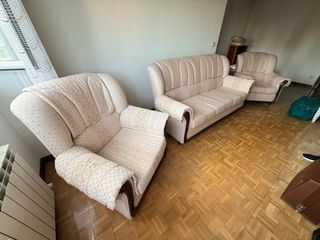 Sofá y sillones elegantes beige y marrón