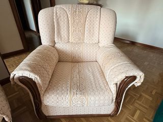 Sofá y sillones elegantes beige y marrón