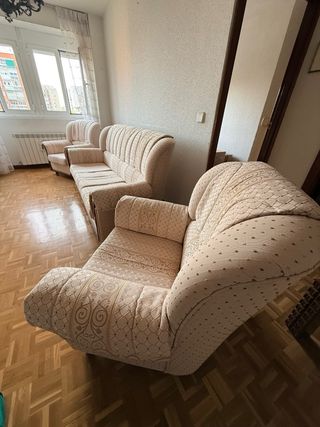 Sofá y sillones elegantes beige y marrón