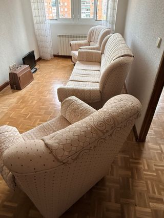 Sofá y sillones elegantes beige y marrón