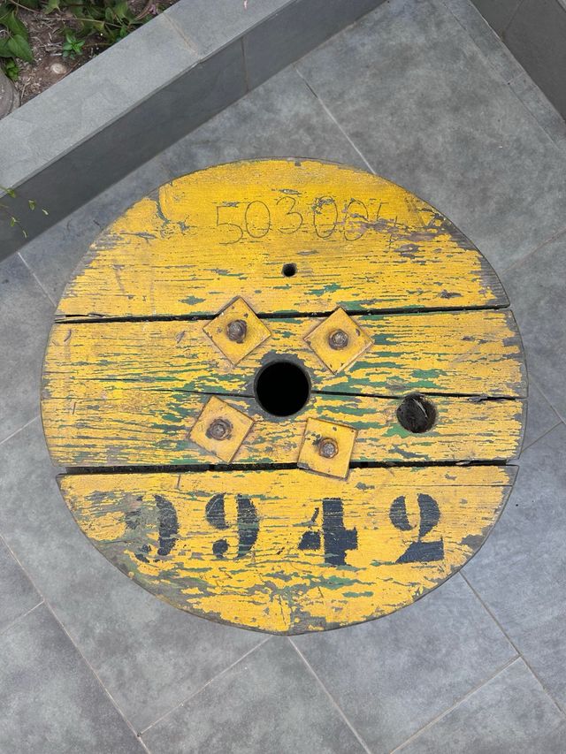 Bobina de cable industrial amarilla