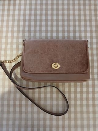 Bolso de mano rosa palo con cadena dorada