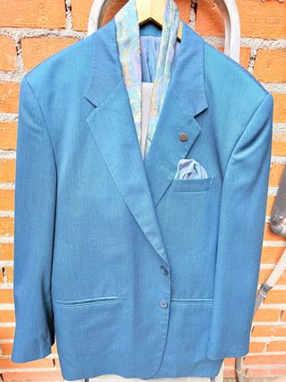 Traje azul elegante con corbata