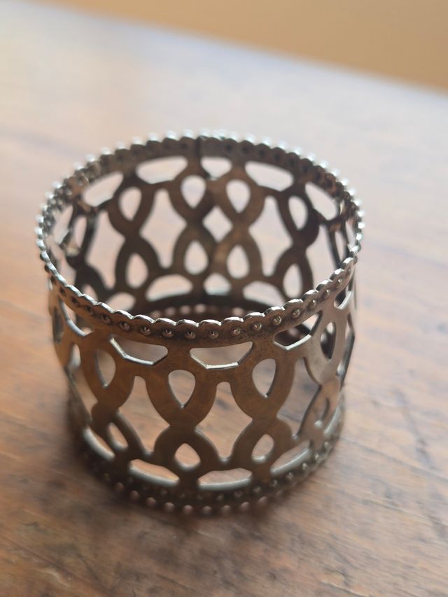 Servilletero de metal.