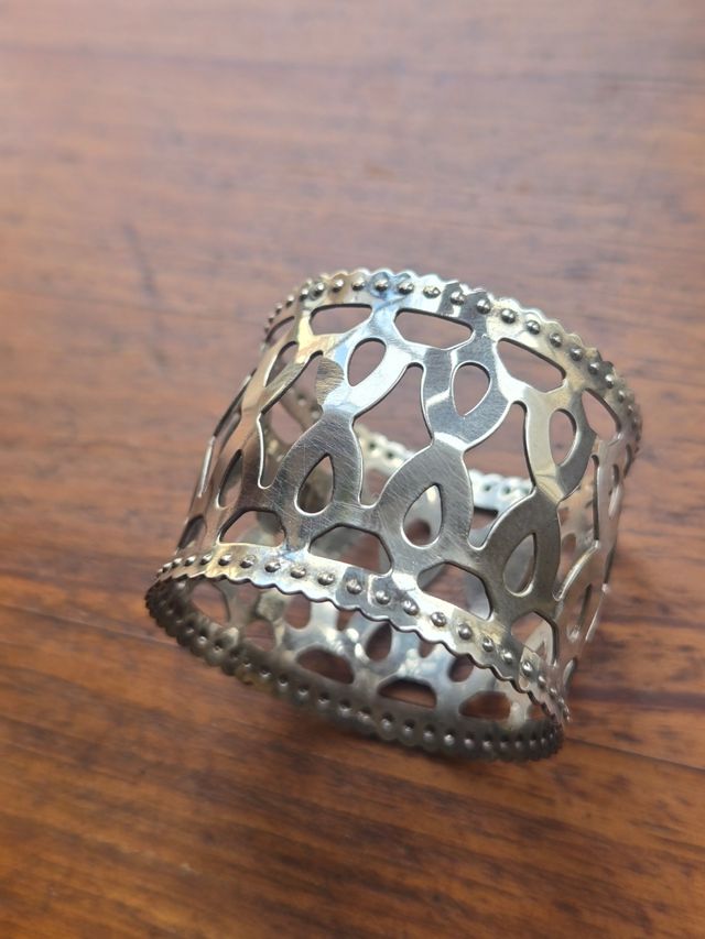 Servilletero de metal.