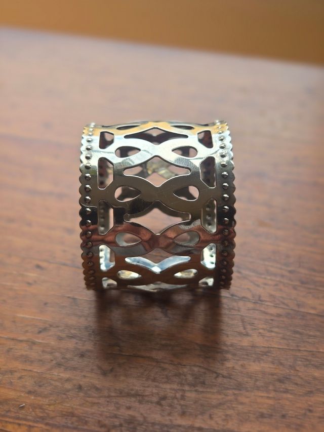 Servilletero de metal.