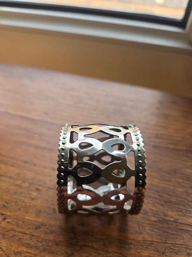 Servilletero de metal.