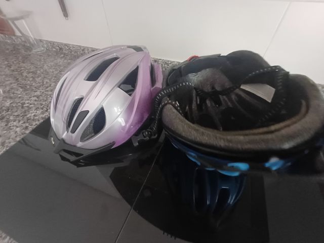 Dos cascos de bicicleta