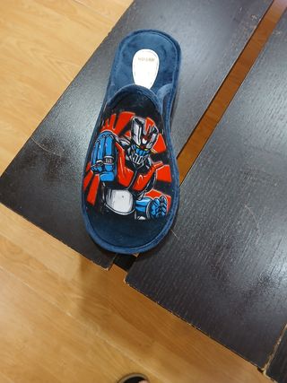 Zapatillas de casa con dibujo de robot.
Talla del