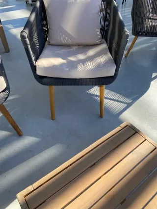 Sillón de exterior gris y beige