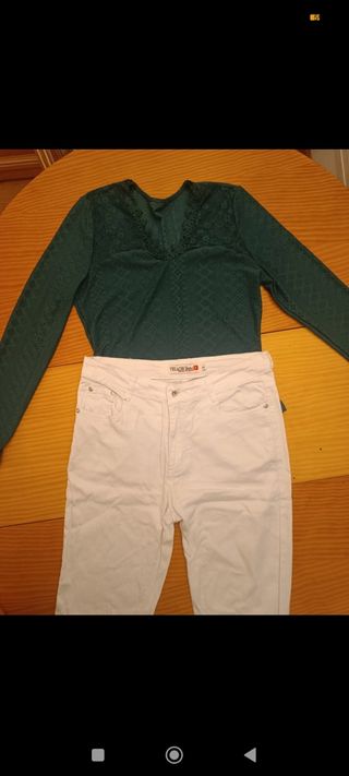 Blusa verde y pantalón blanco Talla L