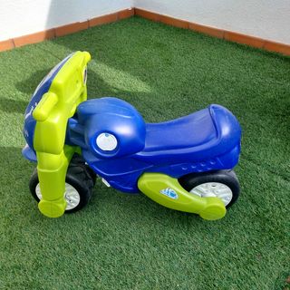 Moto de equilibrio azul y verde