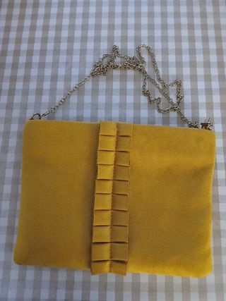 Bolso color mostaza con cadena