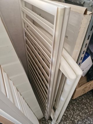 Cuna para bebé de madera y metal