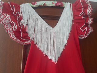 Vestido de flamenca rojo con adornos