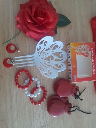 Vestido de flamenca rojo con adornos