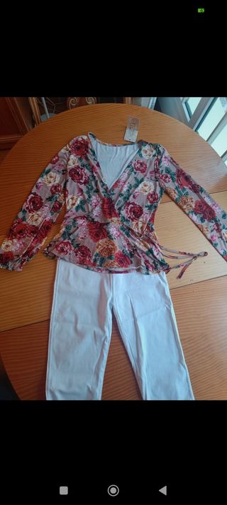 Blusa floral manga larga y pantalón blanco Talla L