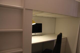Litera Ikea SMASTAD con escritorio