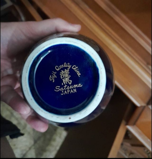 Tibor azul con pájaro y flores