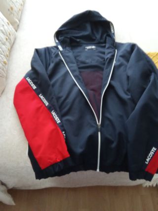 Chaqueta deportiva Lacoste azul y roja