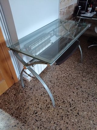 Mesa de despacho de cristal y metal