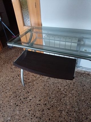 Mesa de despacho de cristal y metal