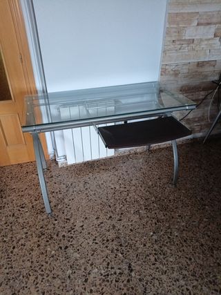 Mesa de despacho de cristal y metal