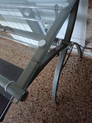 Mesa de despacho de cristal y metal