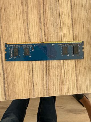 2 Memorias RAM DDR4 4gb
a 2,5 la unidad 