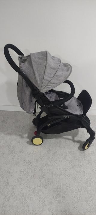 Carrito de bebé gris