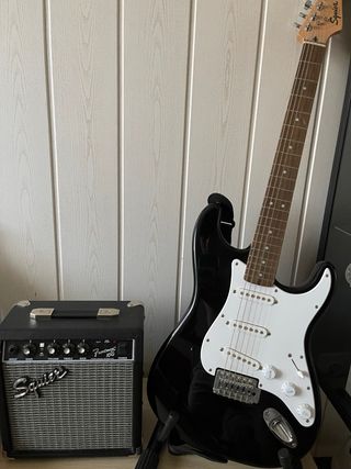 Guitarra Eléctrica Fender Squier Stratocaster 